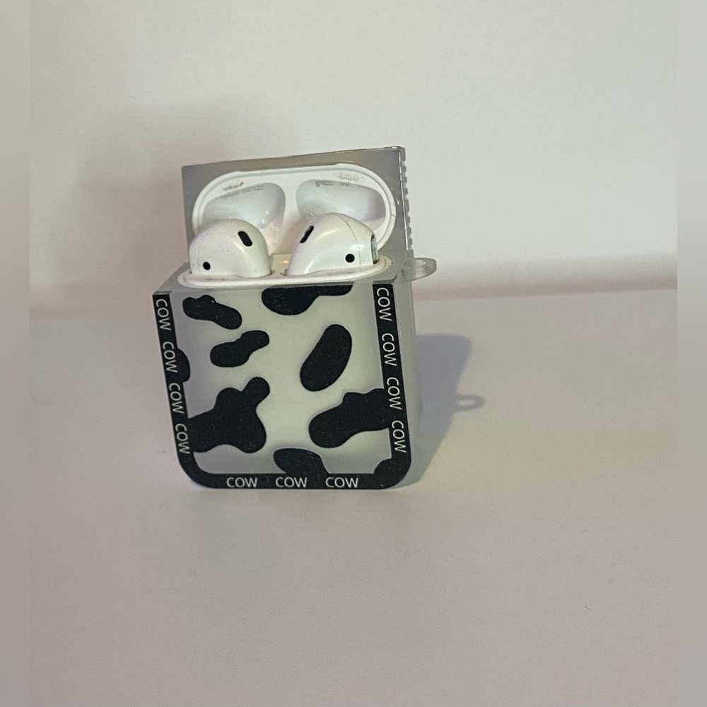 Black and white cow print air pod case (2nd generation)